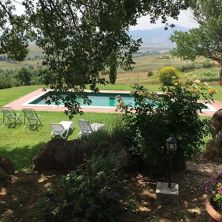 Fonte All'oppio Con Area Piscina Recintata ピエンツァ