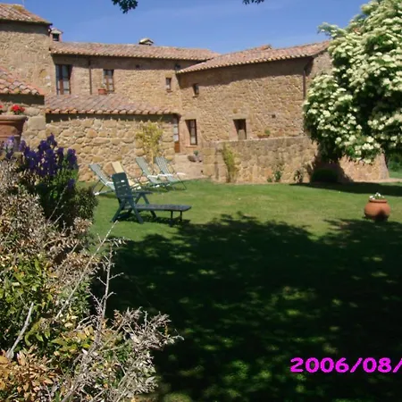 Fonte All'oppio Con Area Piscina Recintata ピエンツァ