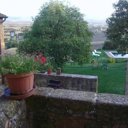 Fonte All'oppio Con Area Piscina Recintata ピエンツァ